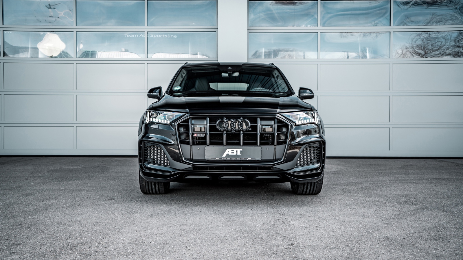 Черный автомобиль ABT Audi SQ7 TDI Widebody 2020 года вид спереди