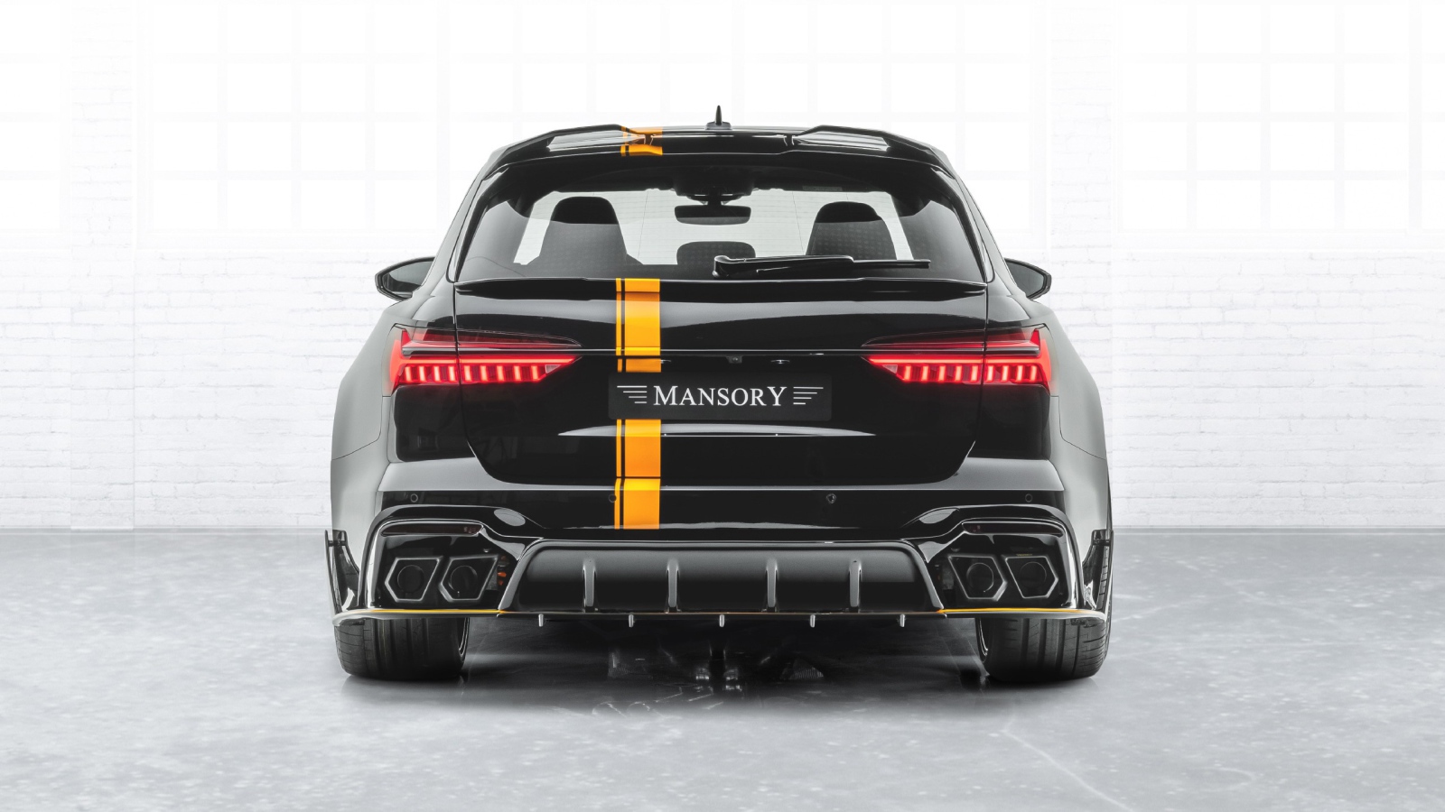 Автомобиль Mansory Audi RS 6 Avant 2020 года вид сзади на белом фоне