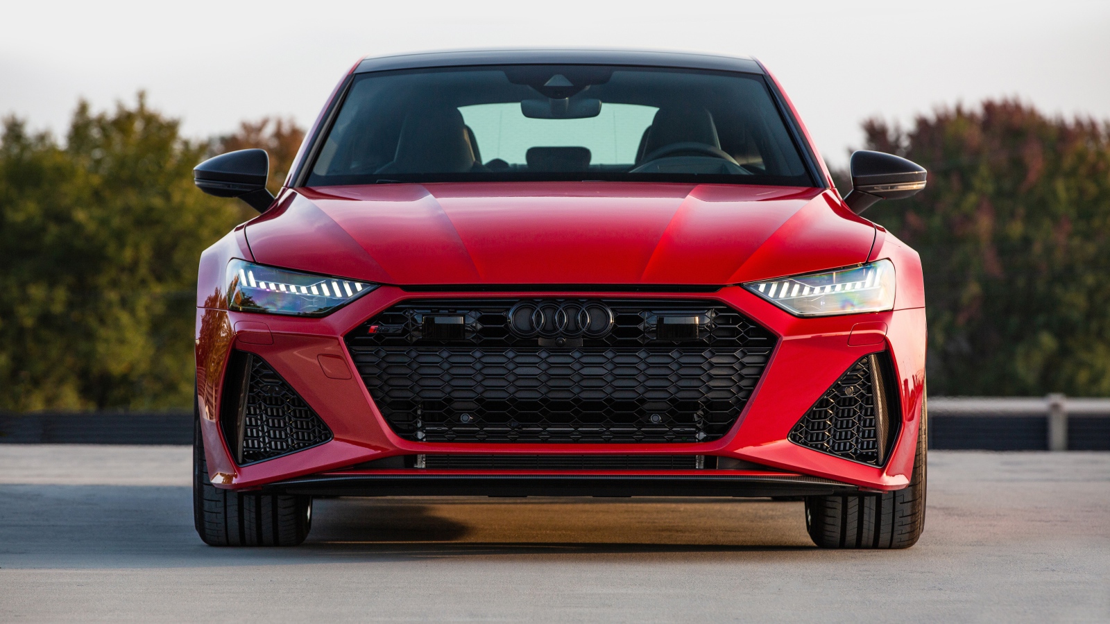 Красный автомобиль  Audi RS 7 Sportback, 2021 года вид спереди