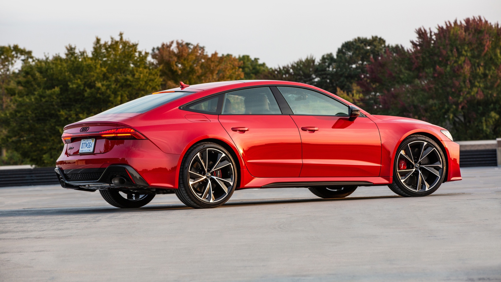 Красный автомобиль  Audi RS 7 Sportback, 2021 года вид сбоку