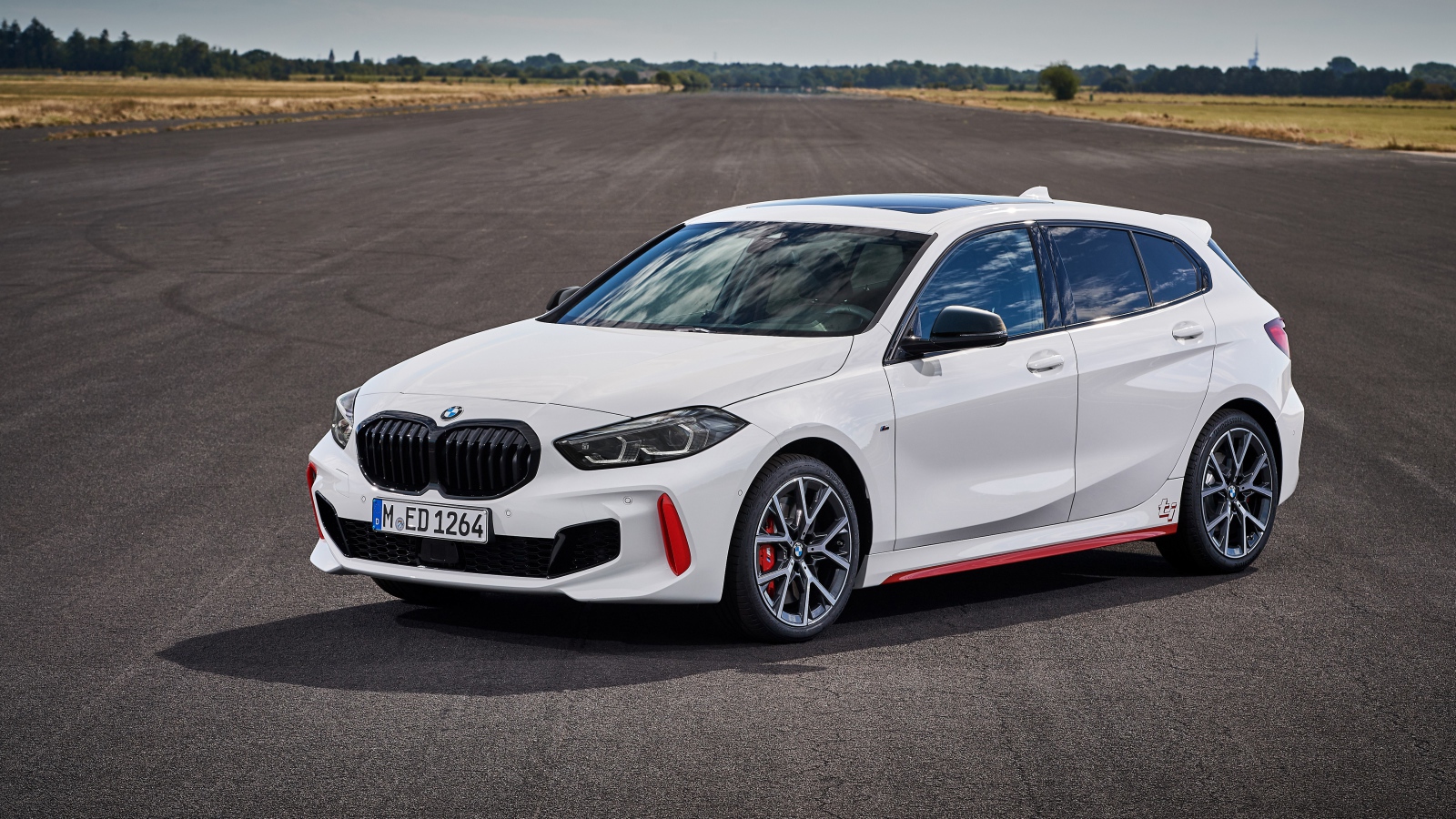 Белый автомобиль BMW 128ti 2020 года на дороге