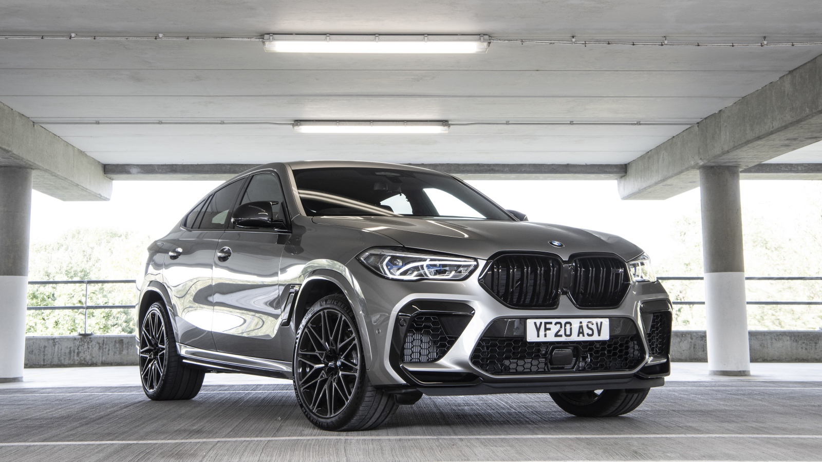 Автомобиль BMW X6 M Competition 2020 года на парковке 