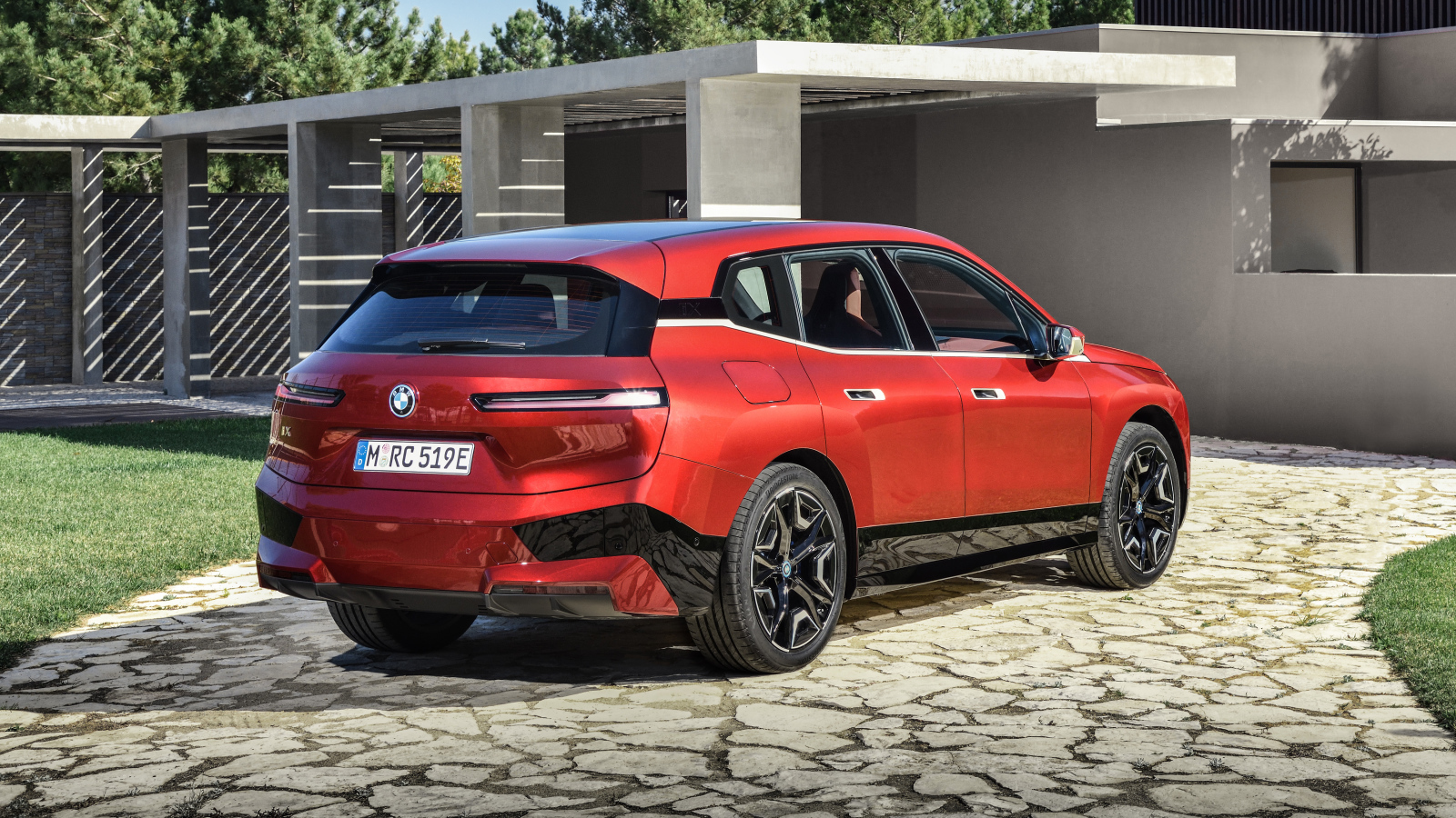 Кроссовер BMW IX Sport 2021 года вид сзади