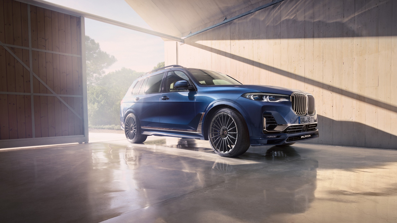 Внедорожник BMW Alpina XB7, 2021 года в гараже 