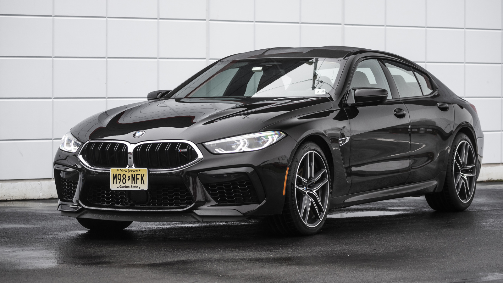 Черный автомобиль BMW M8, 2020 года
