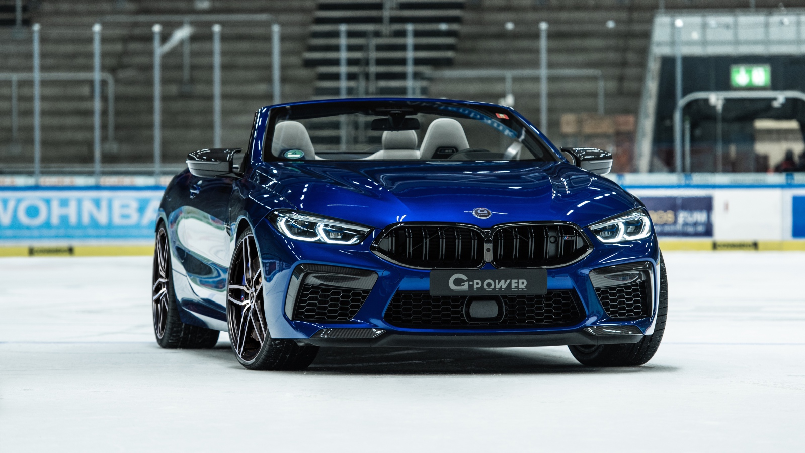 Синий автомобиль  BMW M8 Competition Cabrio 2020 на стадионе 