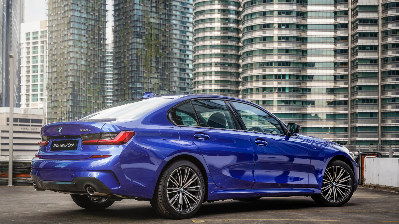 Дорогой автомобиль BMW 330e M Sport 2021 года вид сзади