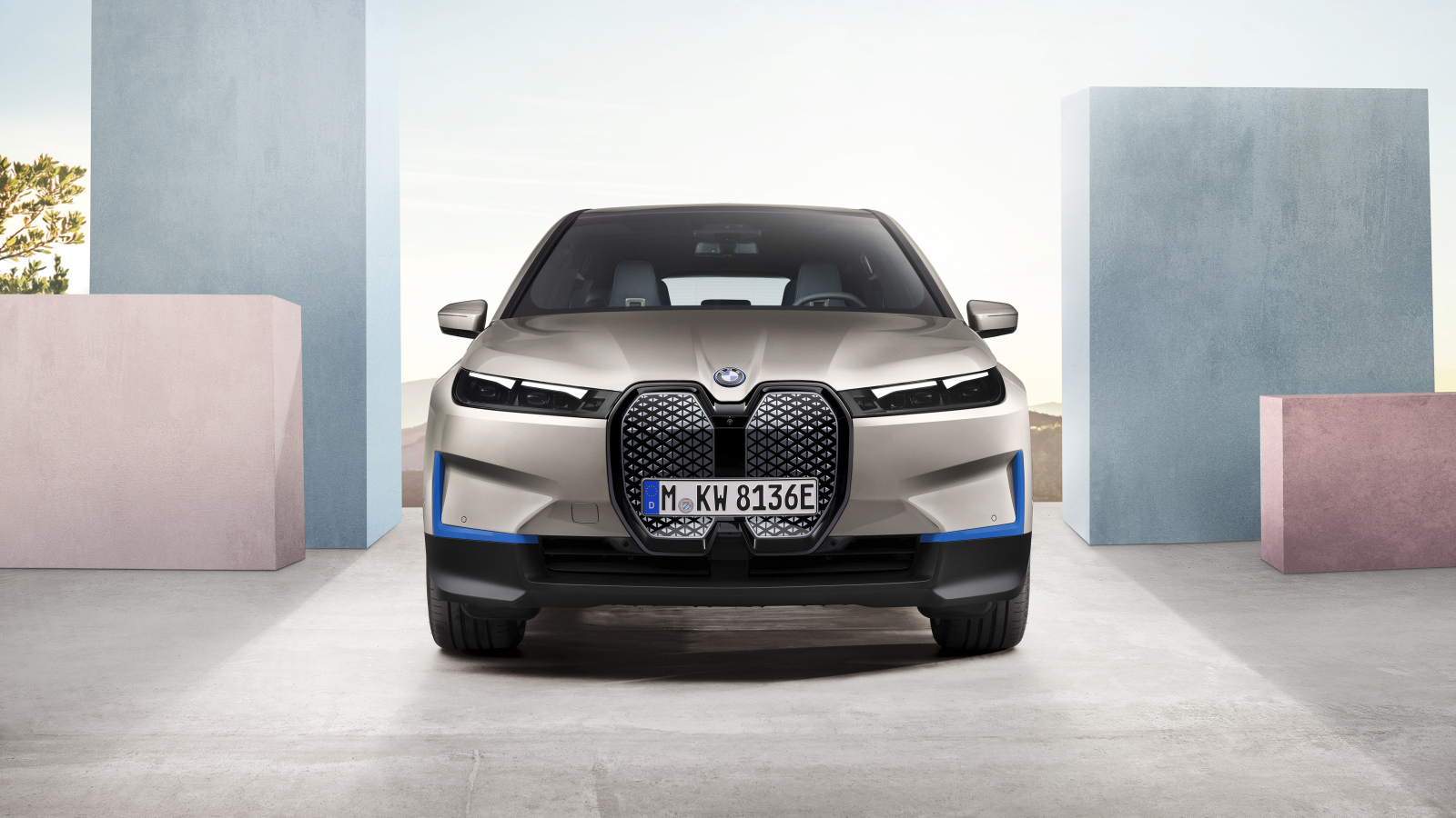 Серебристый автомобиль BMW IX 2021 года вид спереди