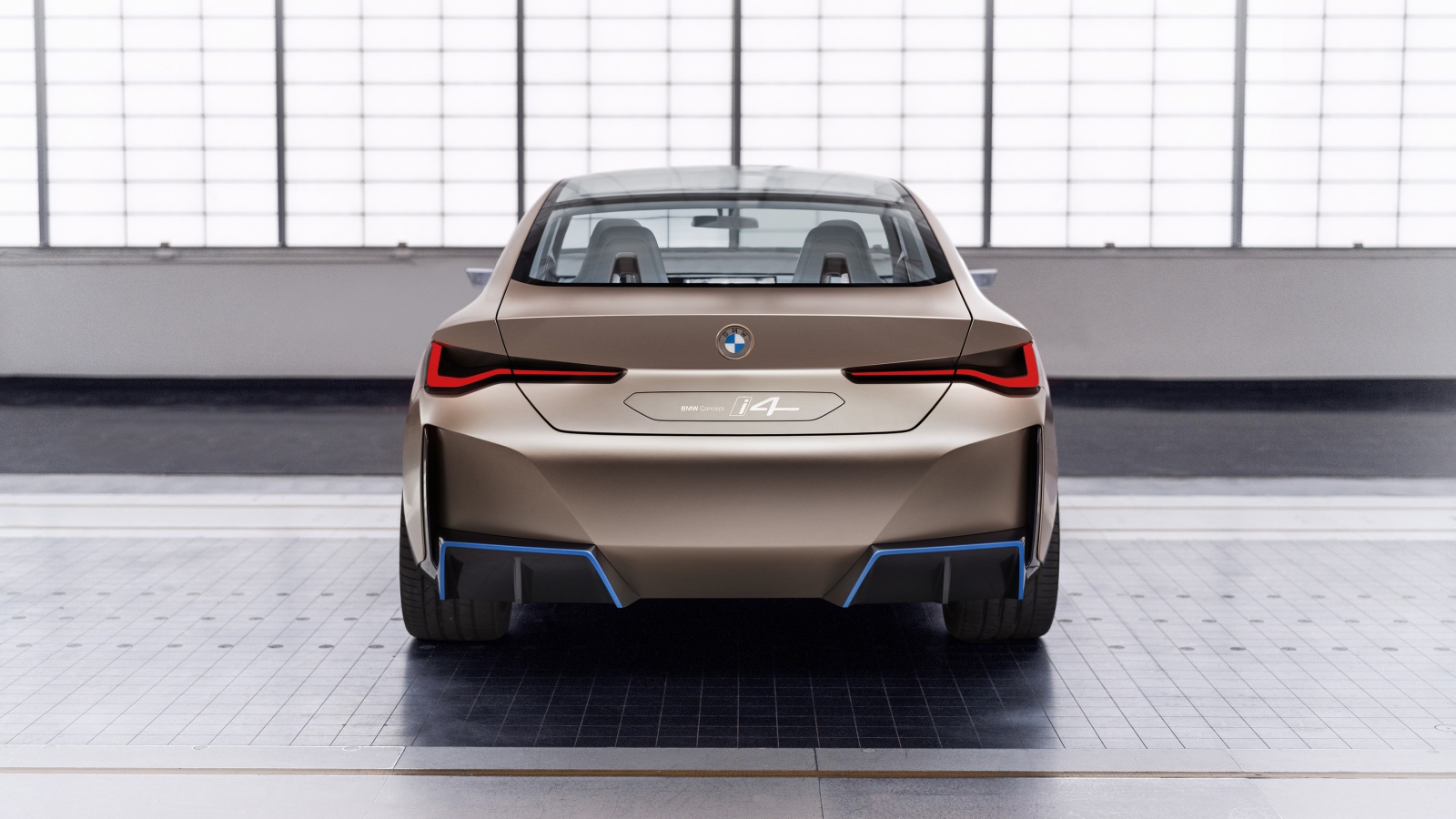 Автомобиль BMW Concept I4 2020 года вид сзади