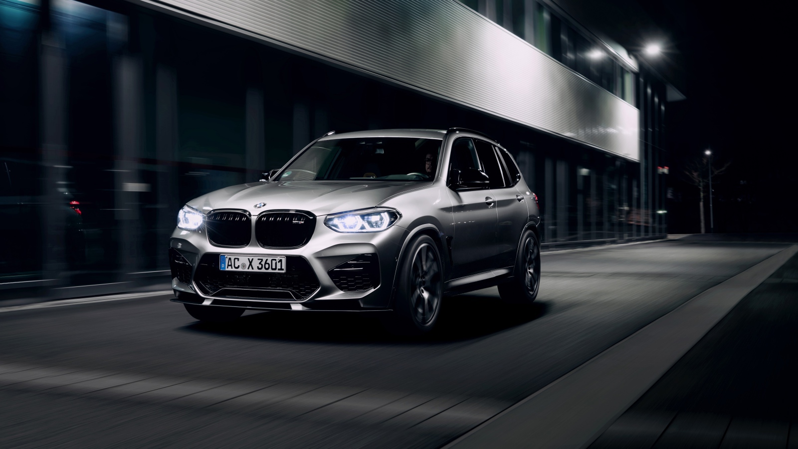 Автомобиль BMW X3 M 2020 года на улице города