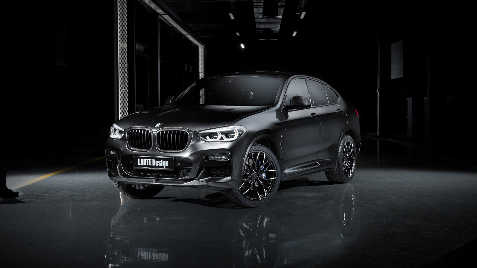Черный внедорожник Larte Design BMW X4 2020 года в гараже 