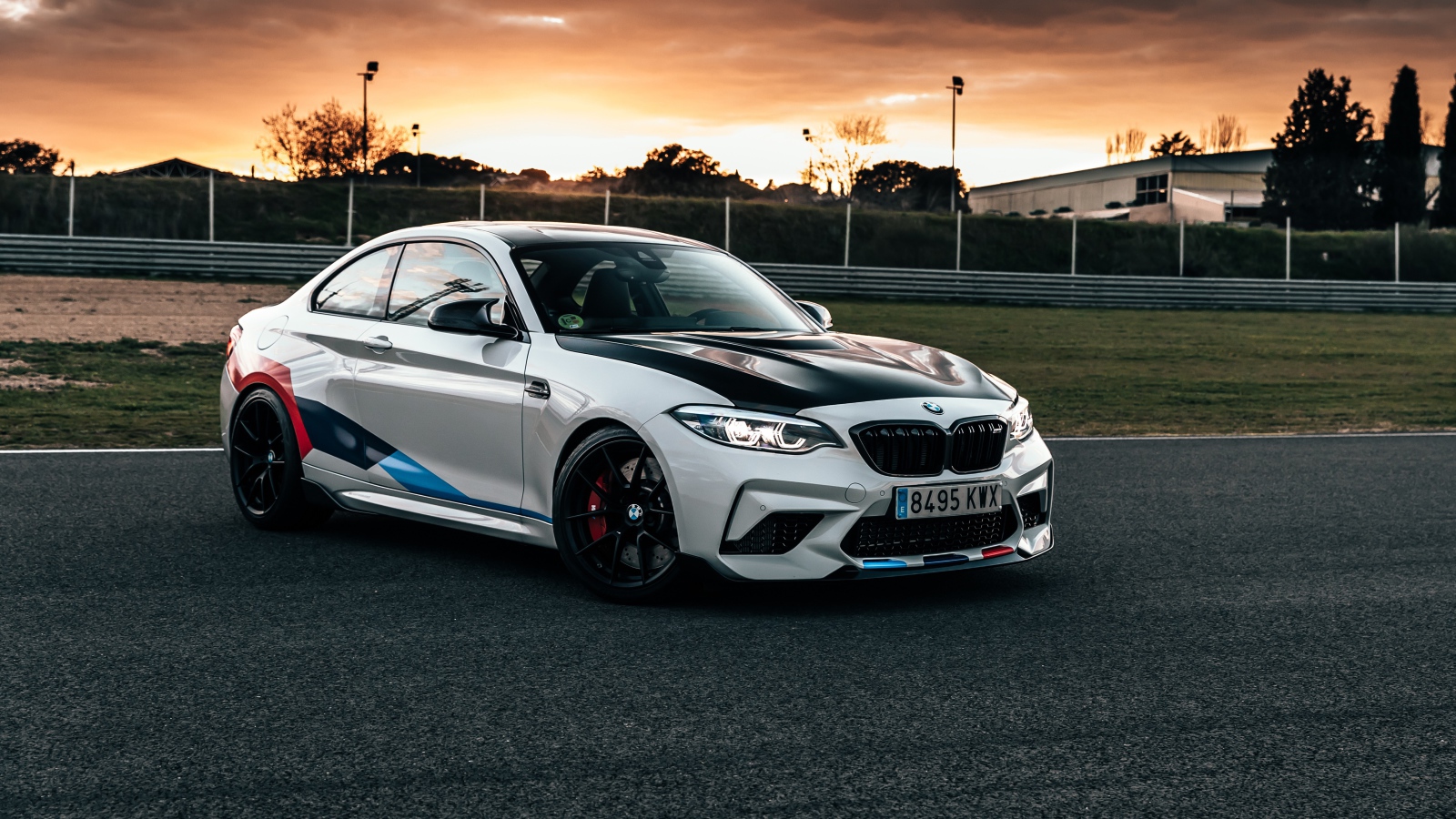 Гоночный автомобиль BMW M2 на трассе 