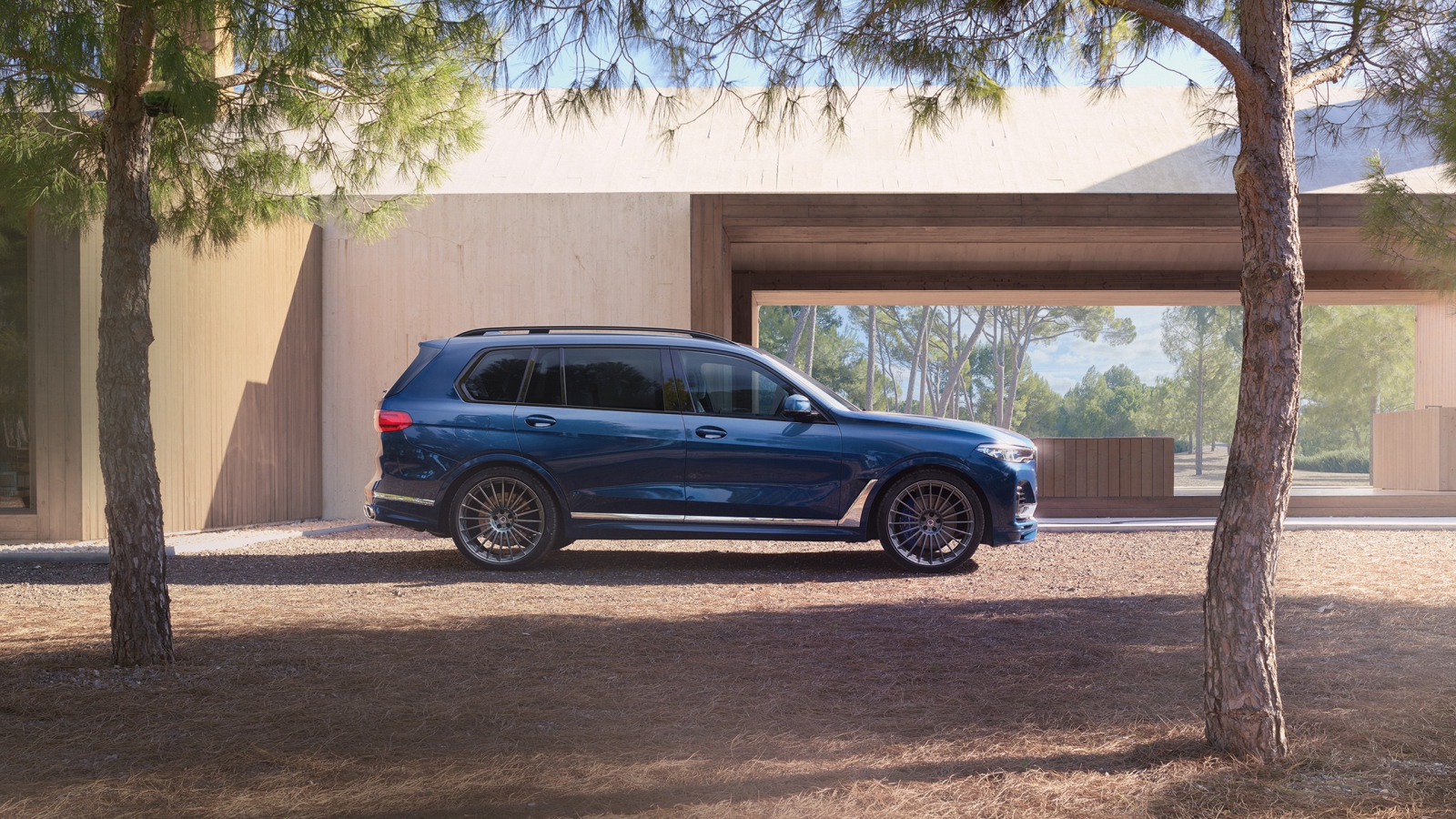 Синий внедорожник  BMW Alpina XB7, 2021 года 
