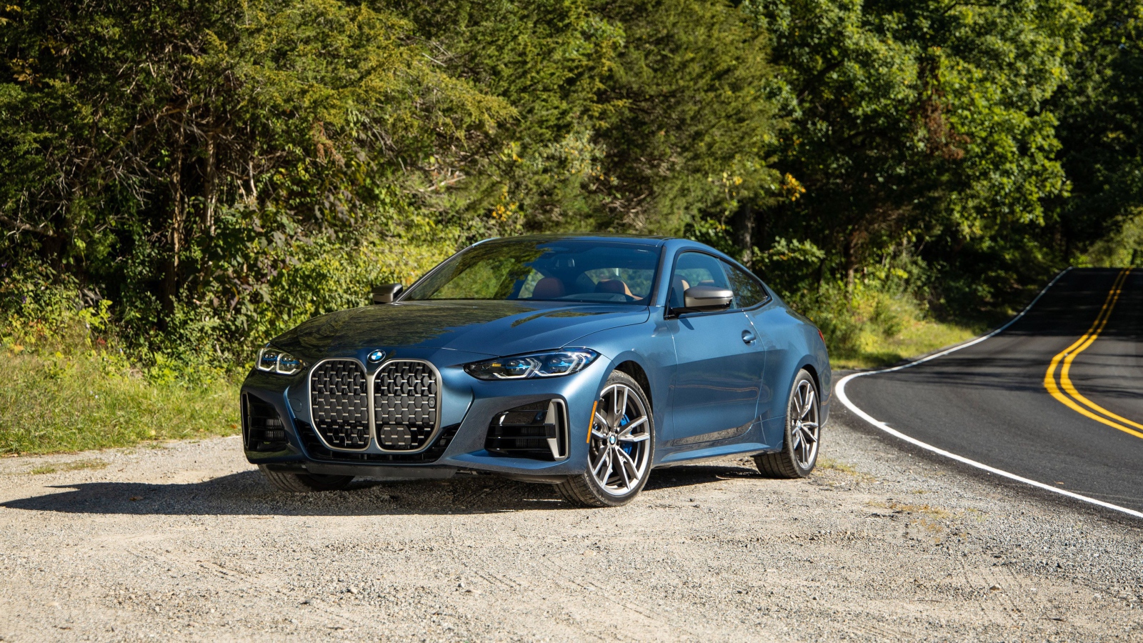 Стильный автомобиль  BMW M440i XDrive Coupe на дороге 