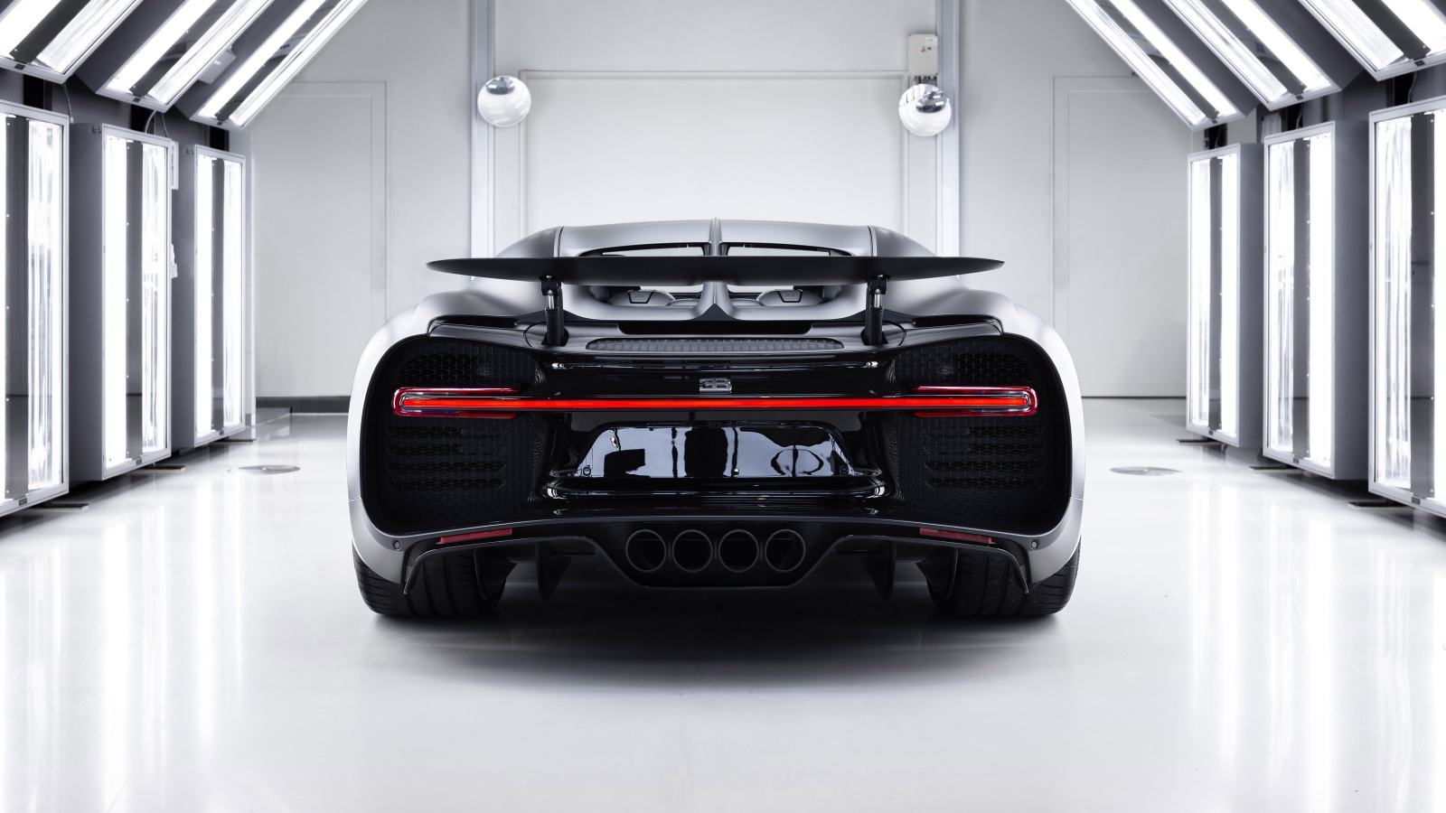 Автомобиль Bugatti Chiron Noire 2020 года вид сзади