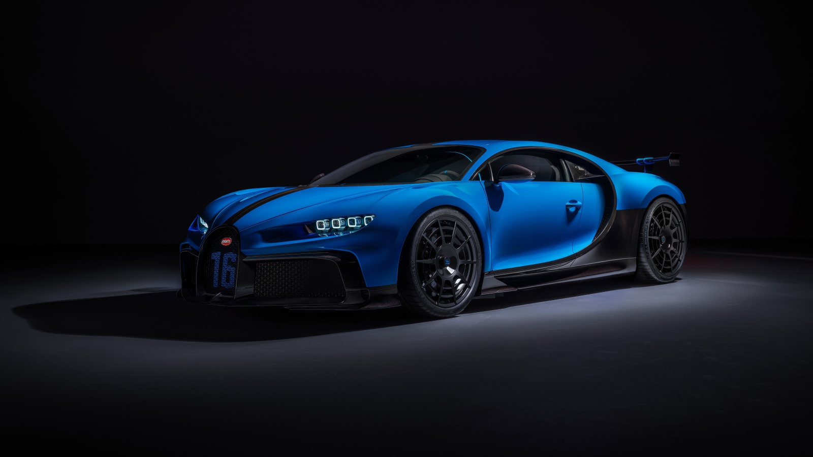 Синий автомобиль Bugatti Chiron Pur Sport 2020 года вид сзади
