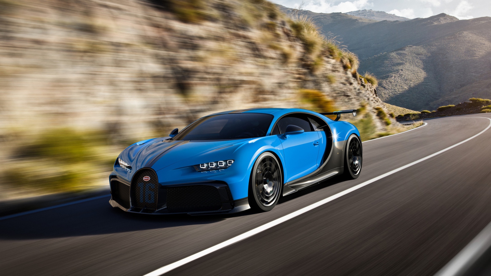 Голубой быстрый автомобиль Bugatti Chiron Pur Sport 2020 года на трассе 