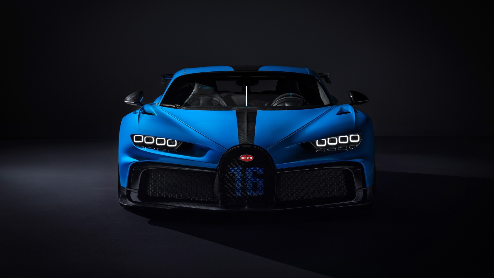 Синий автомобиль Bugatti Chiron Pur Sport 2020 года на черном фоне