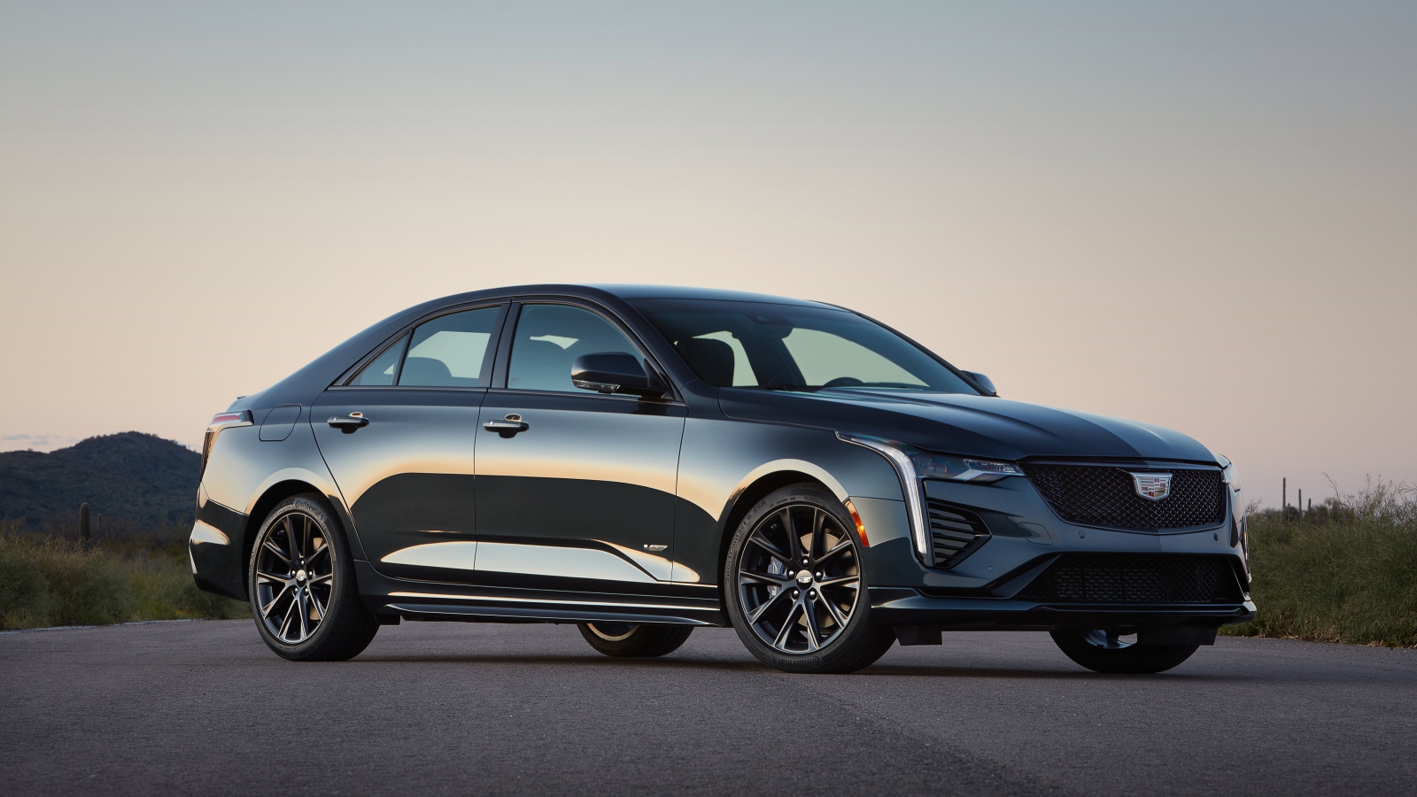 Автомобиль  Cadillac CT4-V, 2020 года на дороге 