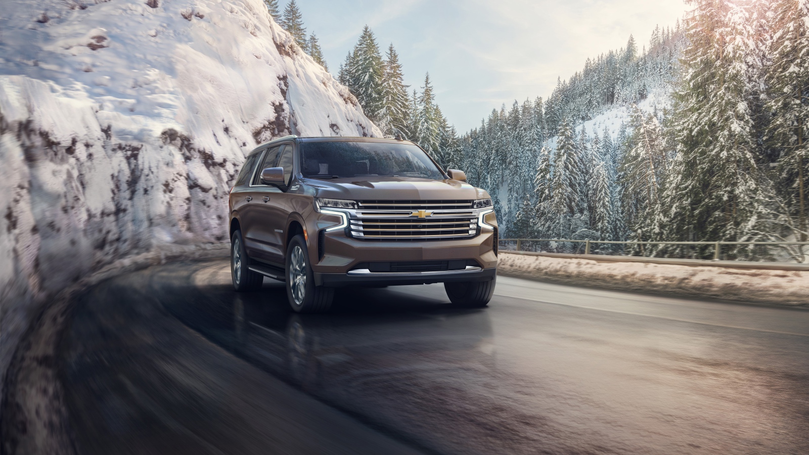 Внедорожник Chevrolet Suburban на фоне заснеженного леса, 2021 года