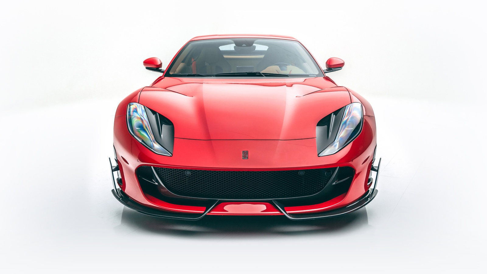 Красный автомобиль Mansory Ferrari 812,  2020 года на белом фоне