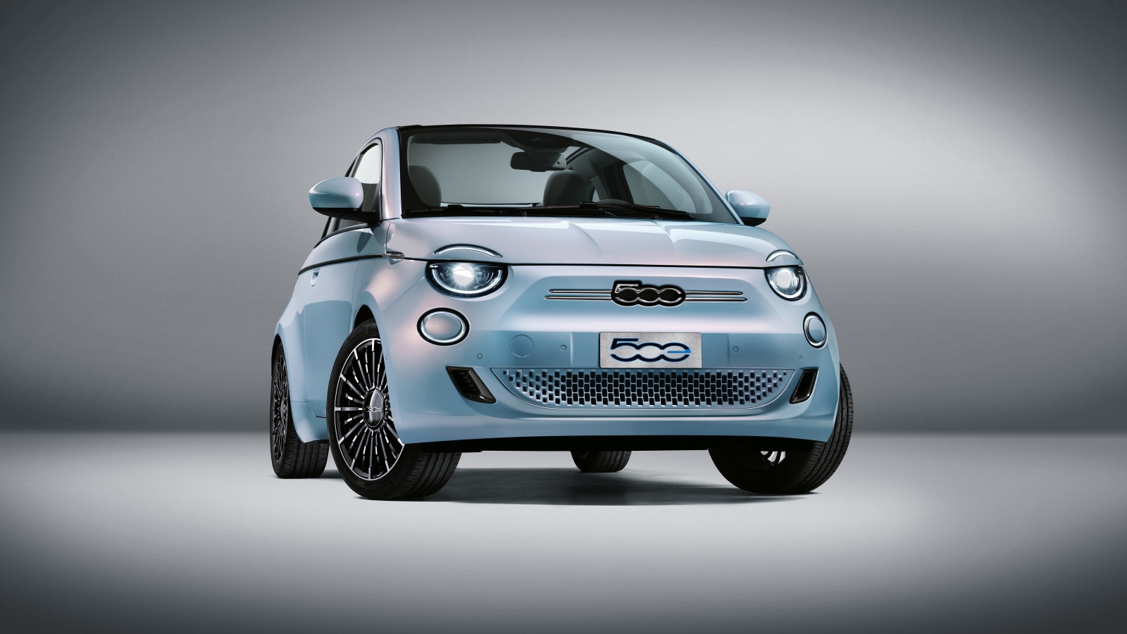 Маленький автомобиль Fiat 500 La Prima France Cabrio 2020 года на сером фоне