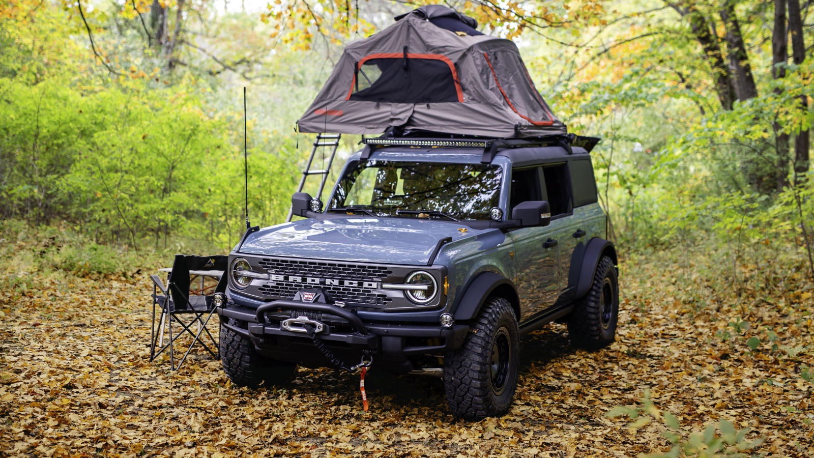 Внедорожник Ford Bronco Overland Concept 2020 года в лесу с палаткой 