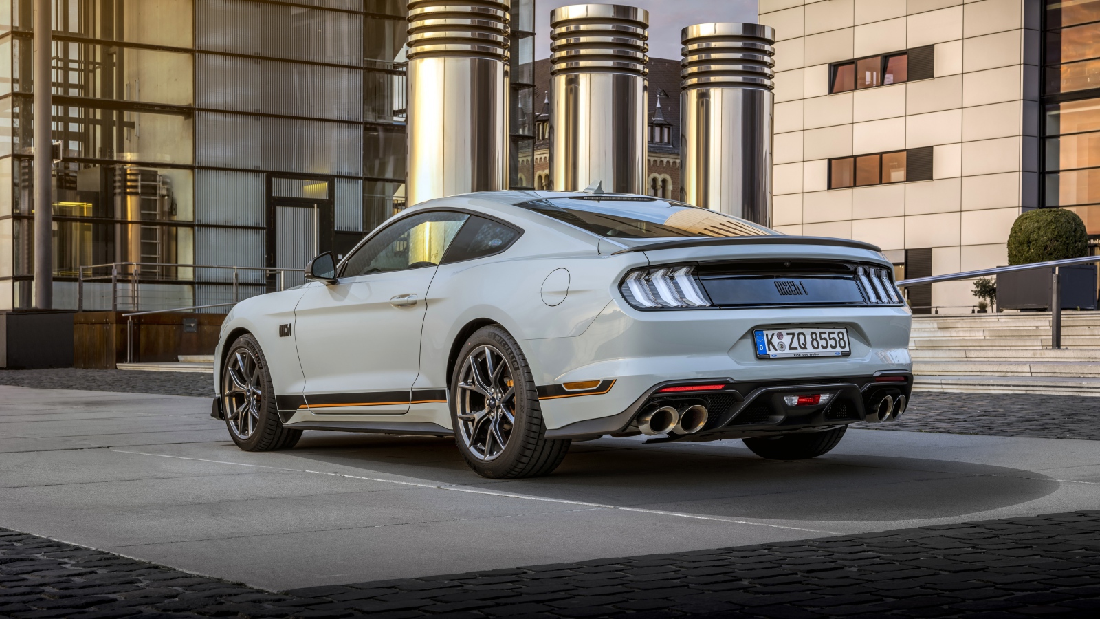Белый автомобиль Ford Mustang Mach 1 2021 года вид сзади