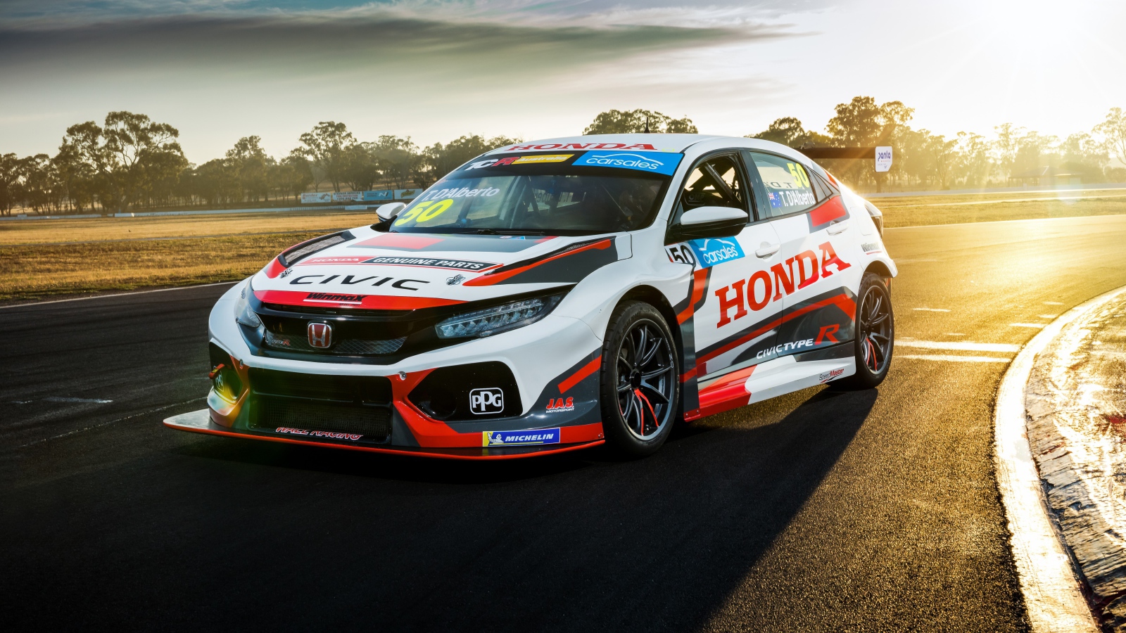 Гоночный автомобиль Honda Civic Type R TCR 2020 года на трассе