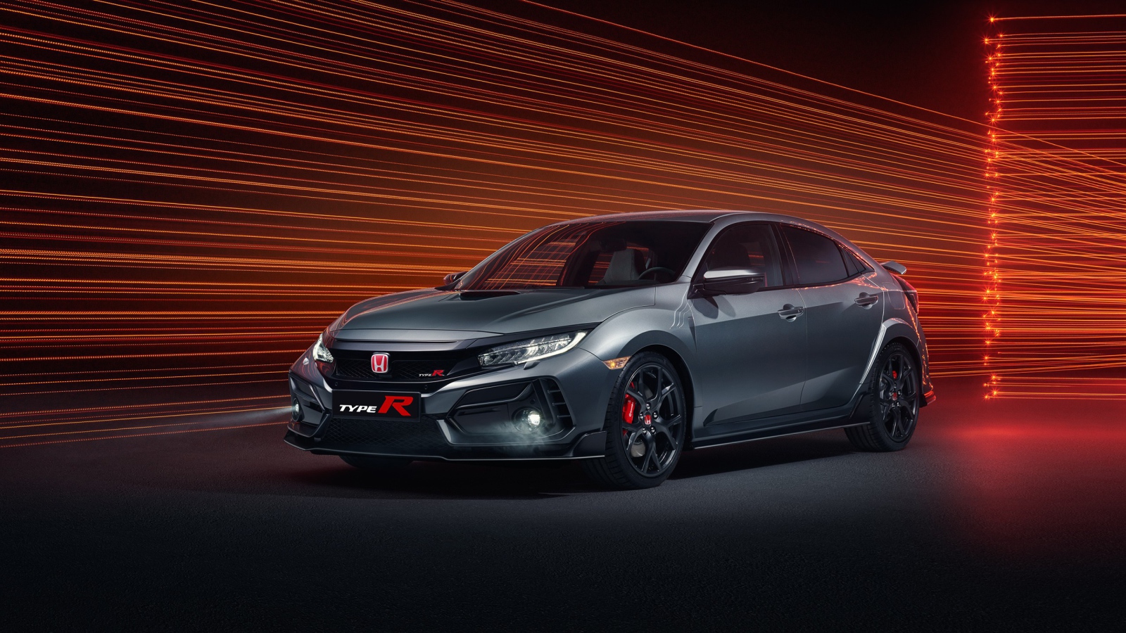 Серебристый автомобиль Honda Civic Type R Sport Line 2020 года на фоне лучей 