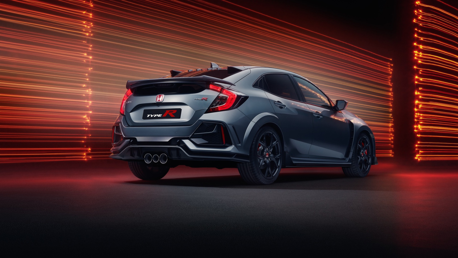 Серебристый автомобиль Honda Civic Type R Sport Line 2020 года вид сзади