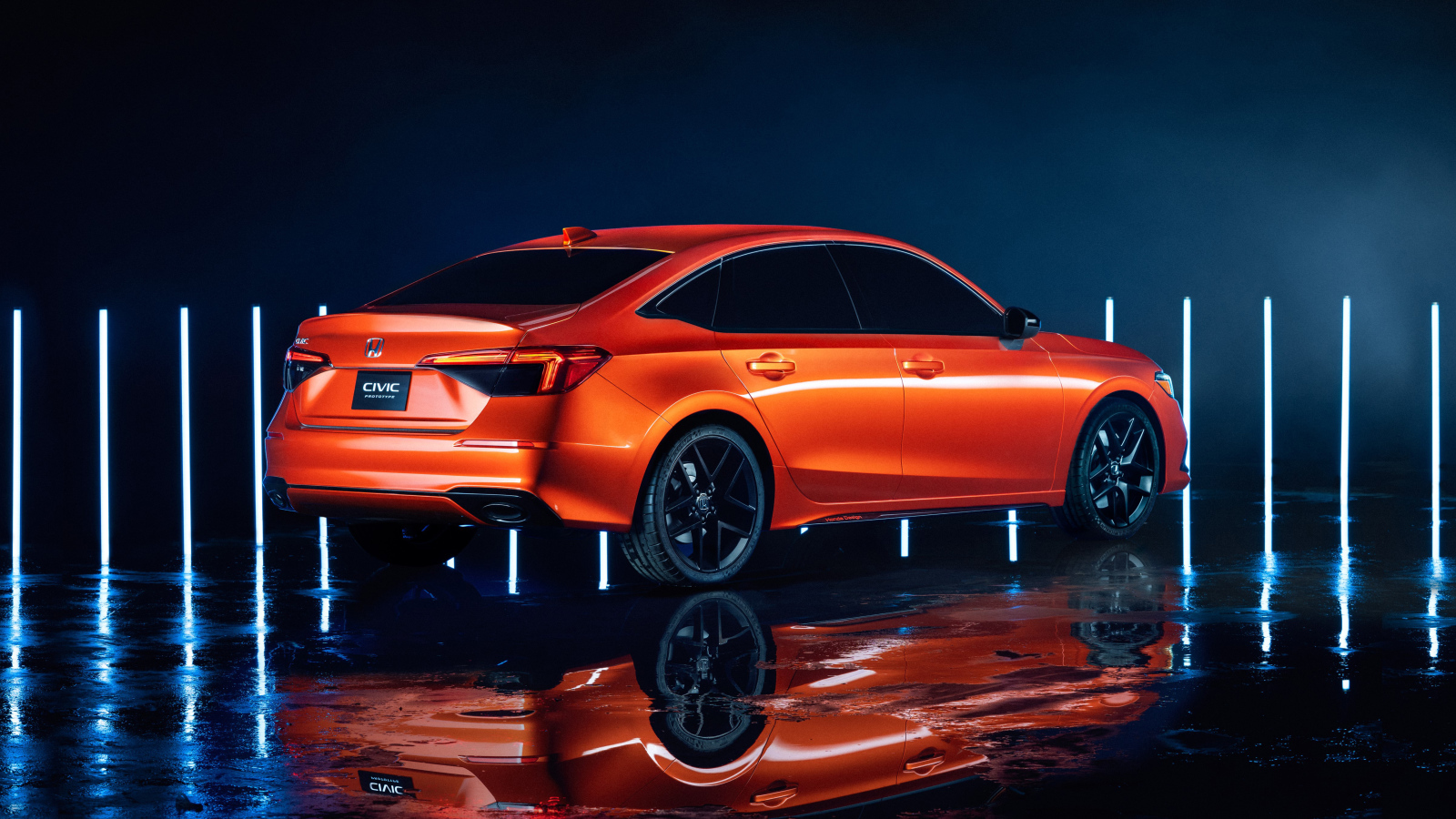 Автомобиль Honda Civic 2022 в свете неоновых фонарей