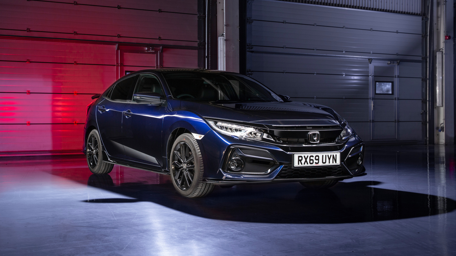 Синий автомобиль Honda Civic, 2019 года в гараже