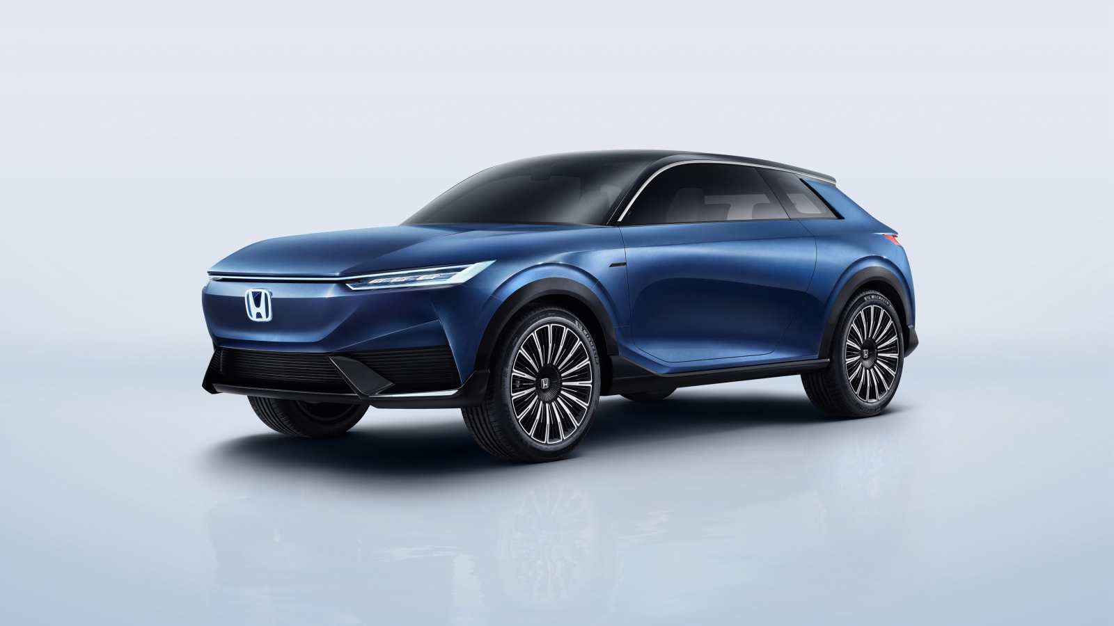 Синий автомобиль Honda SUV Econcept 2020 года на сером фоне