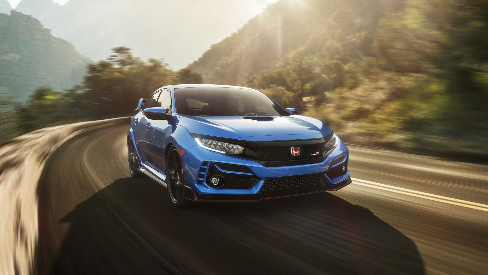 Синий автомобиль  Honda Civic Type R, 2020 года на трассе