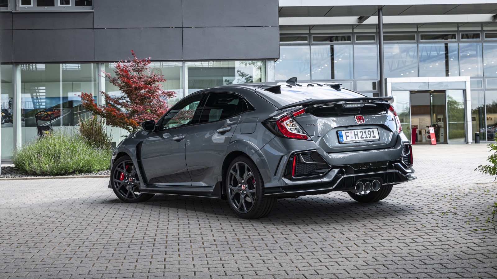 Серый автомобиль Honda Civic Type R Sport Line вид сзади