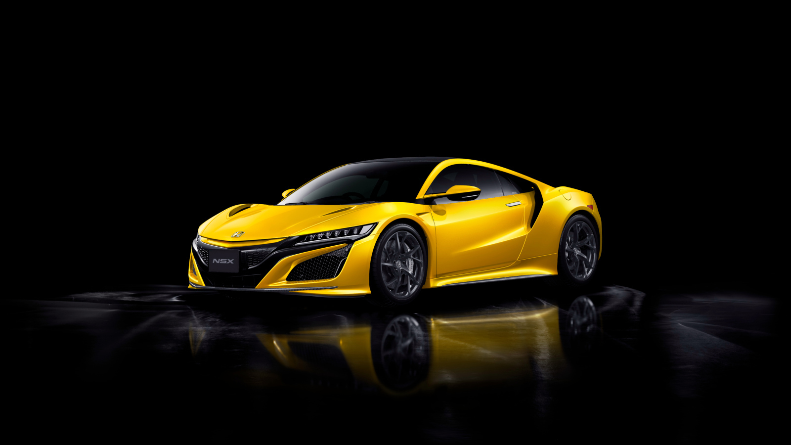 Желтый автомобиль Honda NSX на черном фоне