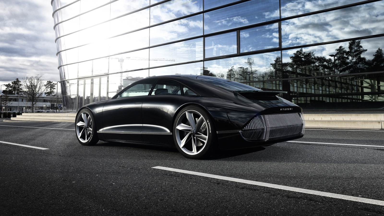 Черный автомобиль Hyundai Prophecy 2020 года вид сзади