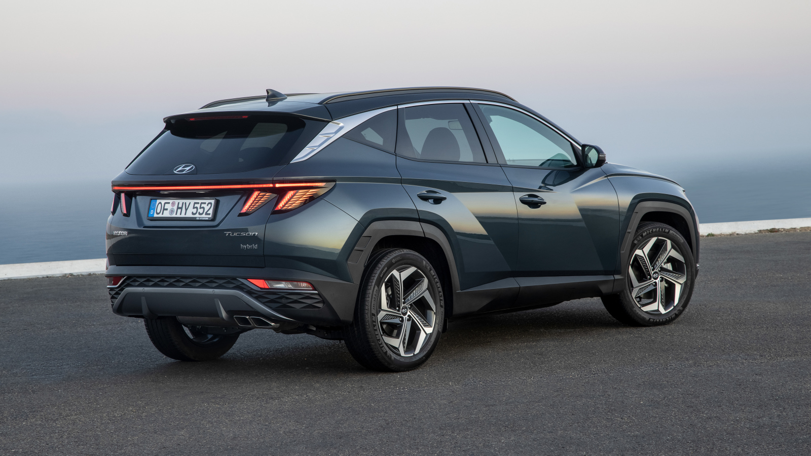 Внедорожник Hyundai Tucson Hybrid 2021 года вид сзади