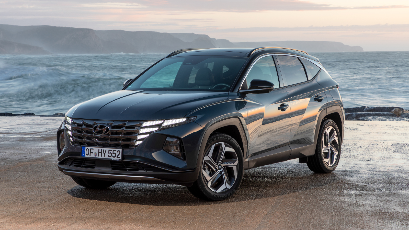 Черный автомобиль Hyundai Tucson Hybrid 2021 года у океана