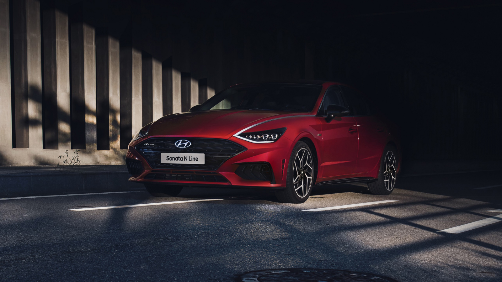 Красный автомобиль Hyundai Sonata N Line 2021 года в тени