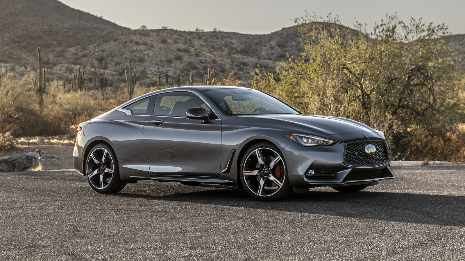 Серебристый автомобиль Infiniti Q60 Red Sport 400 AWD 2021 года