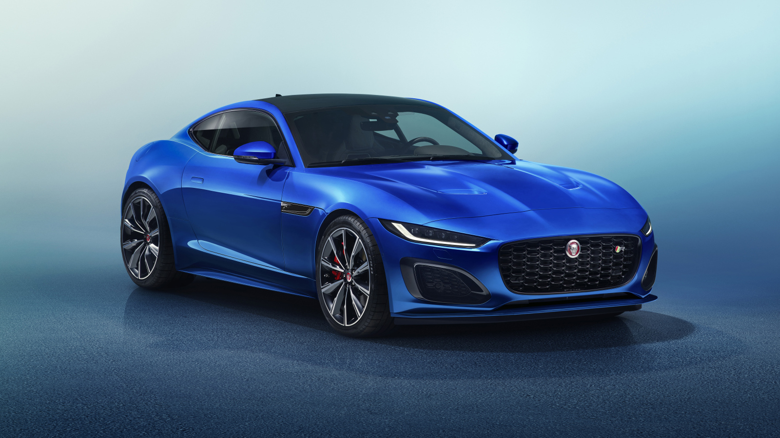 Синий автомобиль Jaguar F-Type R Coupe 2020 года 