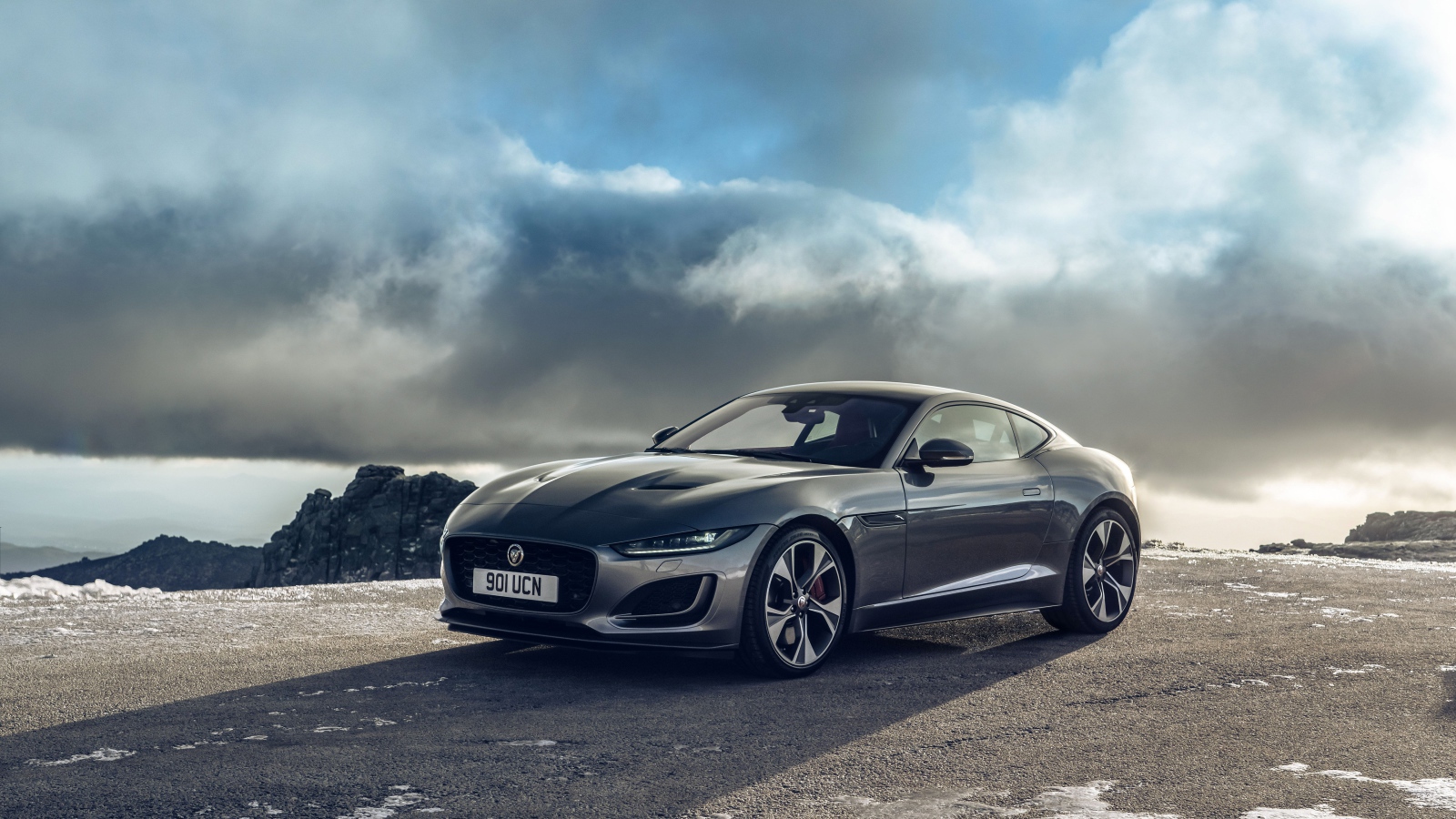 Автомобиль Jaguar F-Type P300 Coupe First Edition 2020 года на фоне облаков