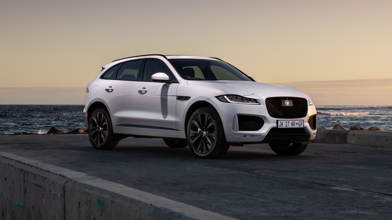 Белый внедорожник Jaguar F-Pace 25d AWD Chequered Flag 2020 года у воды
