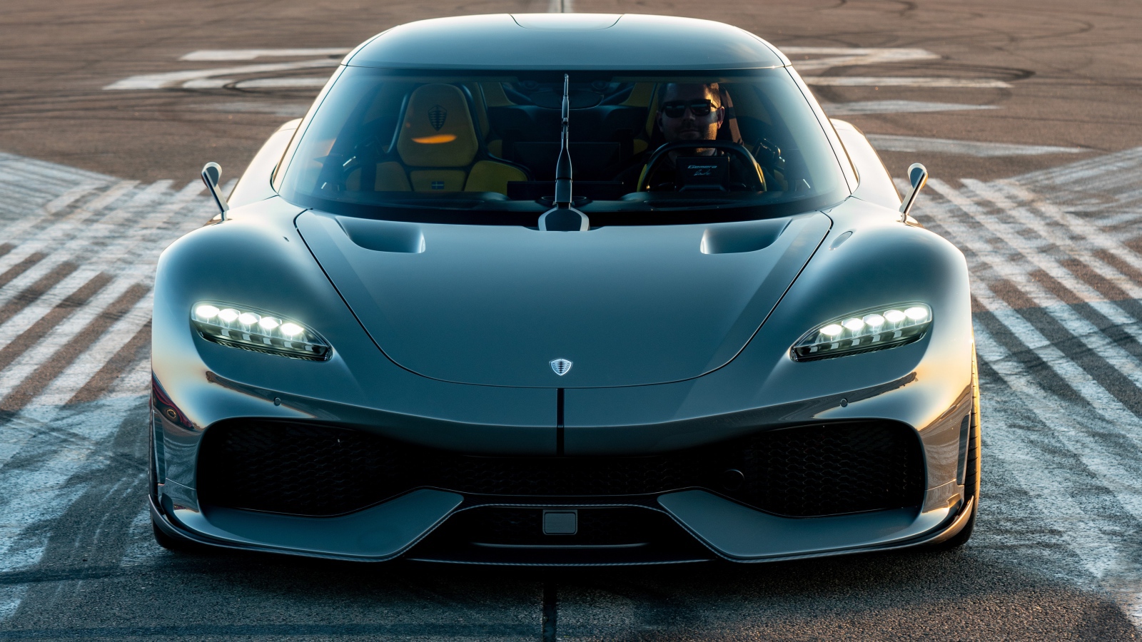 Черный быстрый автомобиль Koenigsegg Gemera 2020 года вид спереди