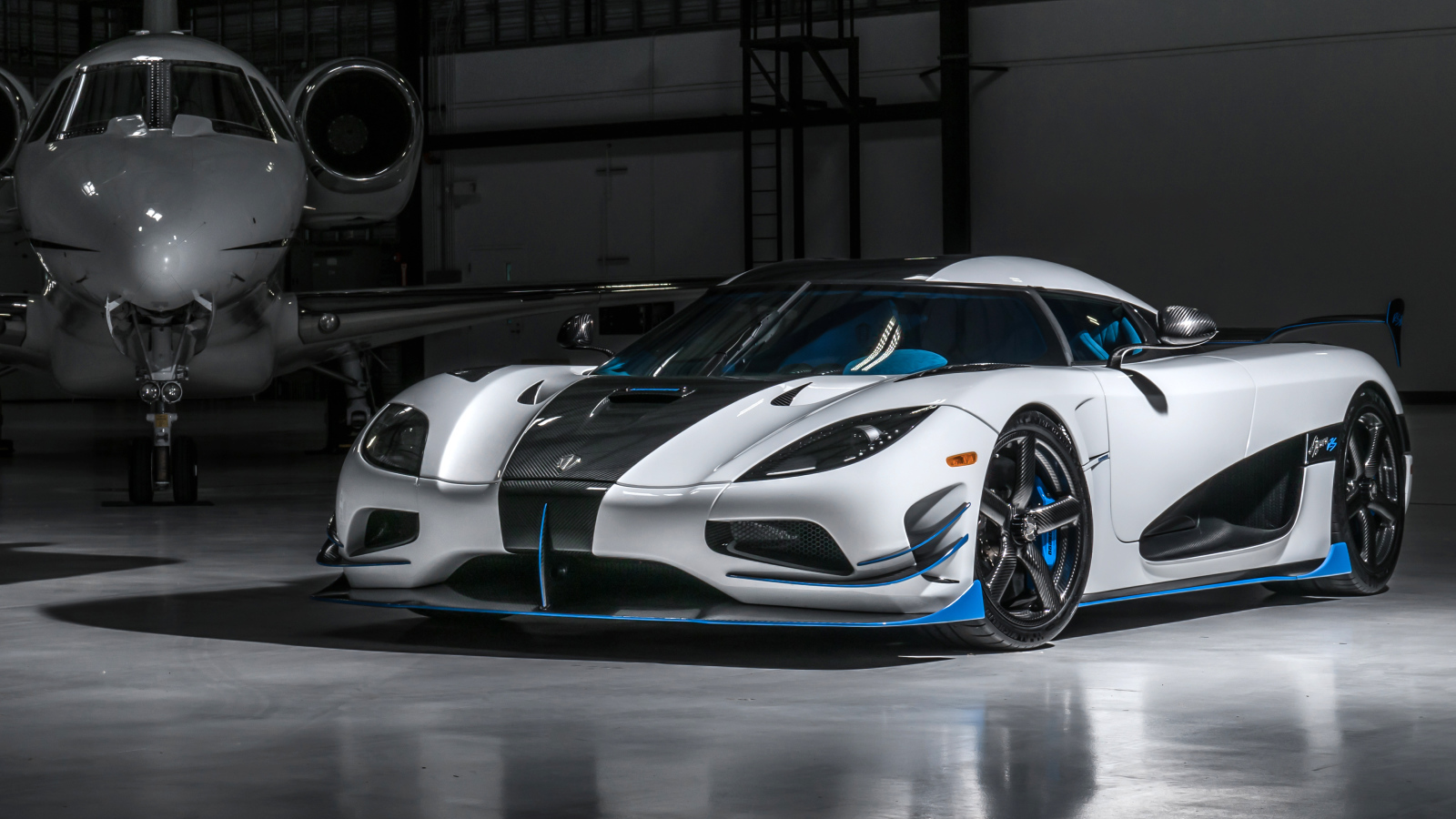 Спортивный автомобиль Koenigsegg Agera RS1 в ангаре