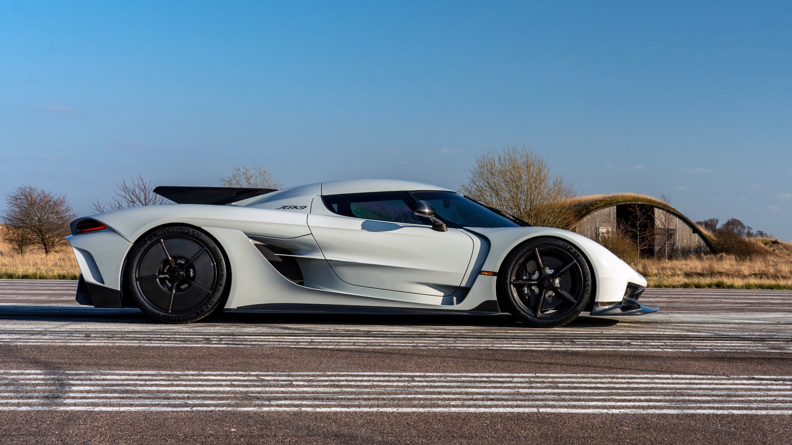 Белый автомобиль Koenigsegg Jesko Absolut 2020 года вид сбоку