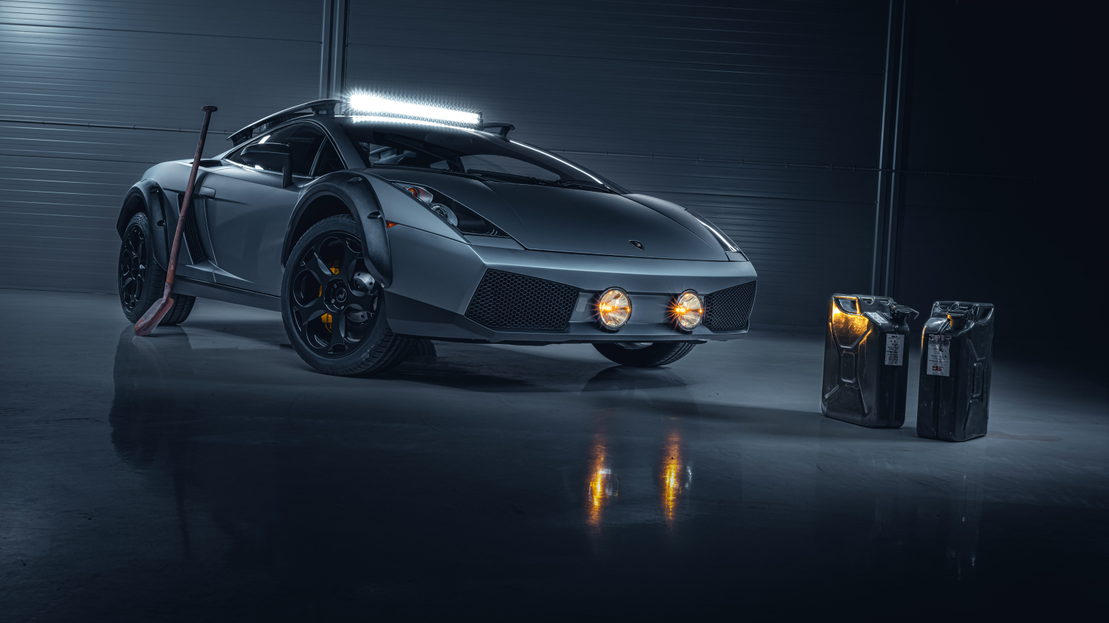 Спортивный автомобиль Lamborghini Gallardo Offroad, 2019 года с канистрами