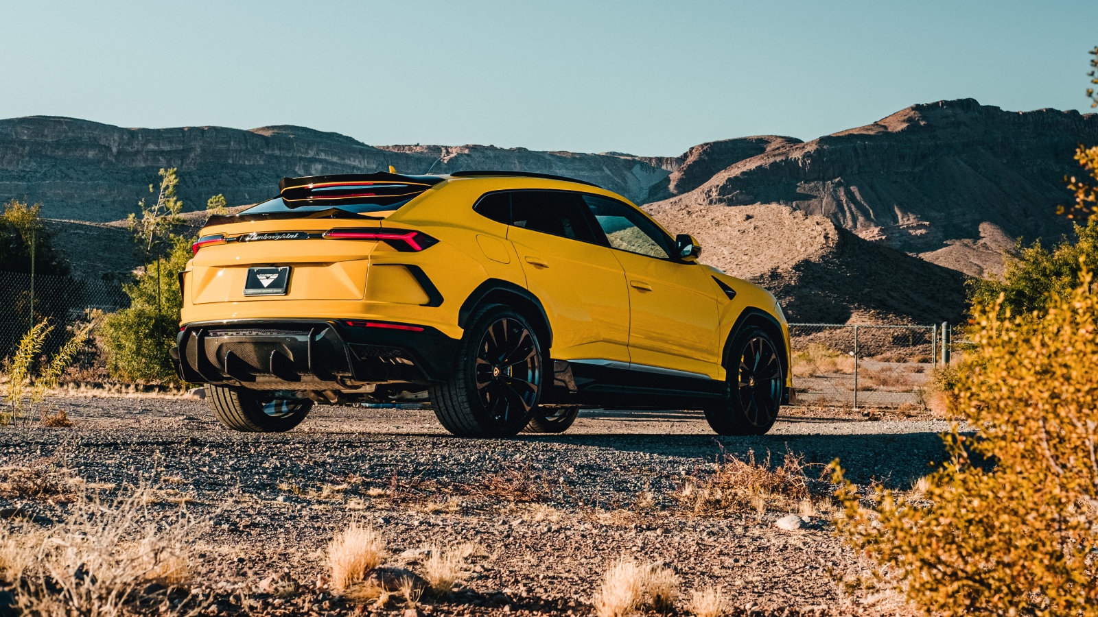 Желтый автомобиль Lamborghini Urus 2019 года в горах 
